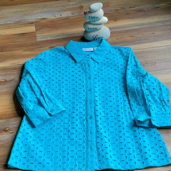 💖d&co Turquoise lace eyelet button down shirt with side slits & 3/4 sleeves - Picture 2 of 3